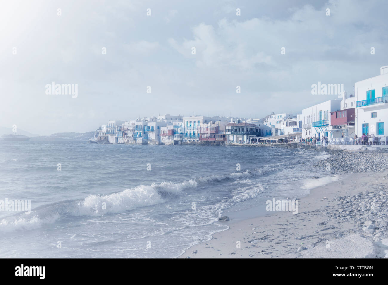 Vagues rejetés sur plage, Mykonos, Grèce Banque D'Images