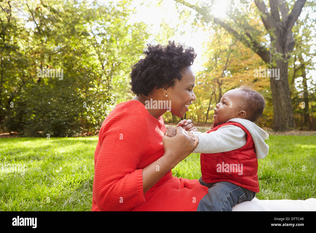 Mère noire et petit garçon jouant dans park Banque D'Images