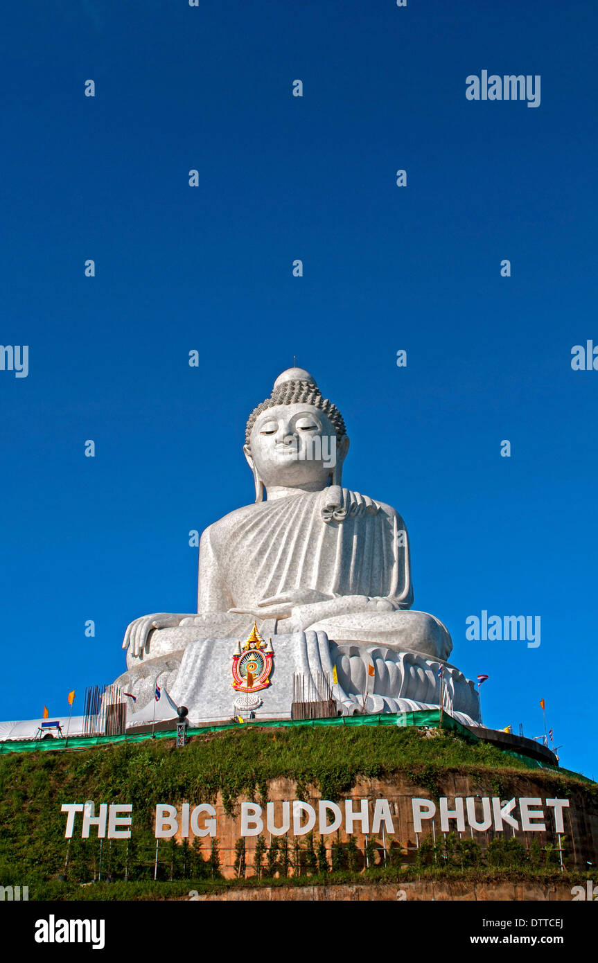 Phuket (Thaïlande) : le Bouddha Géant se trouve au sommet d'une colline à 380 mètres de haut et s'élève au-dessus de la région environnante Banque D'Images