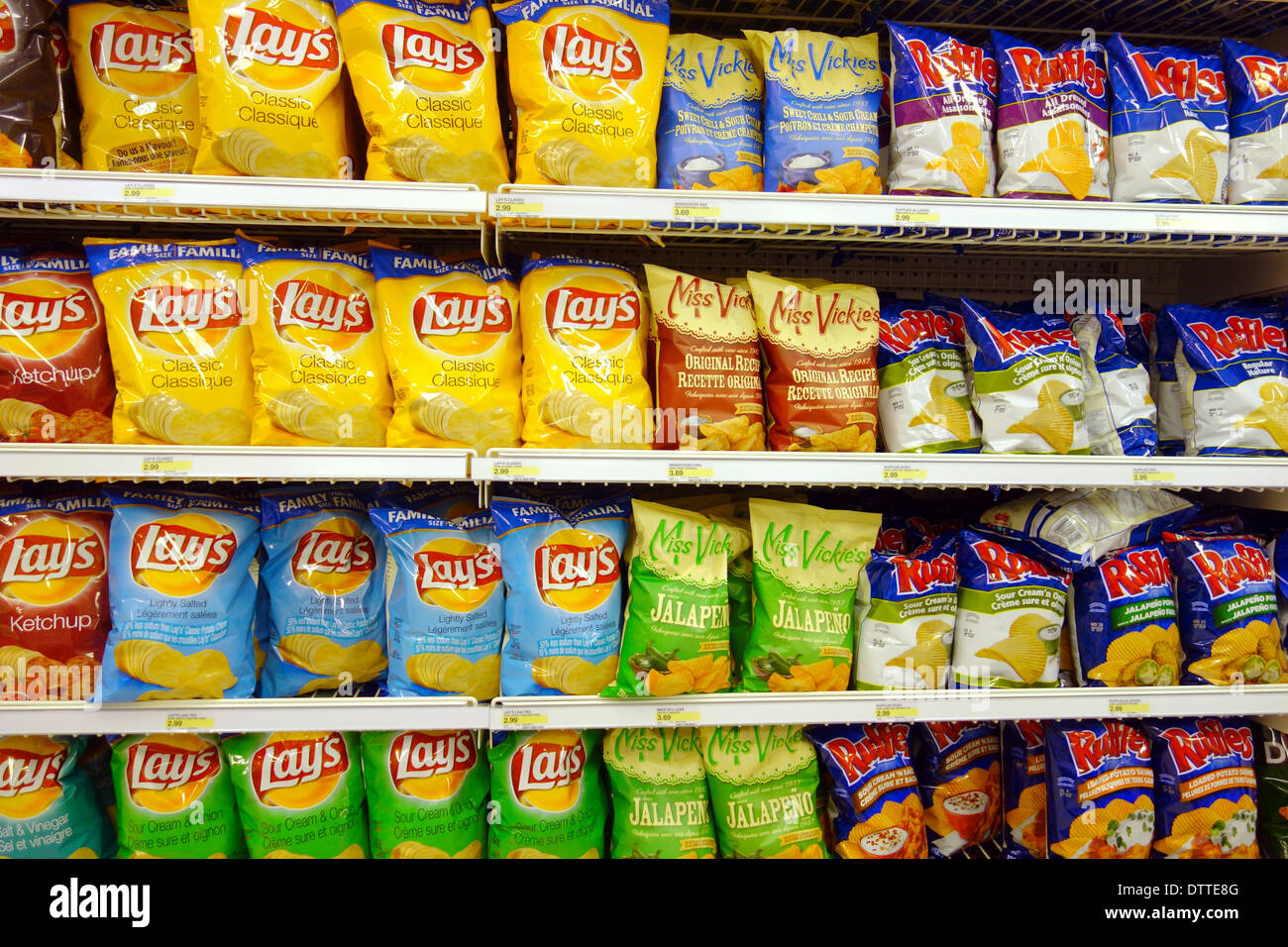 Sacs de croustilles de pommes de terre dans un supermarché à Toronto, Canada Banque D'Images