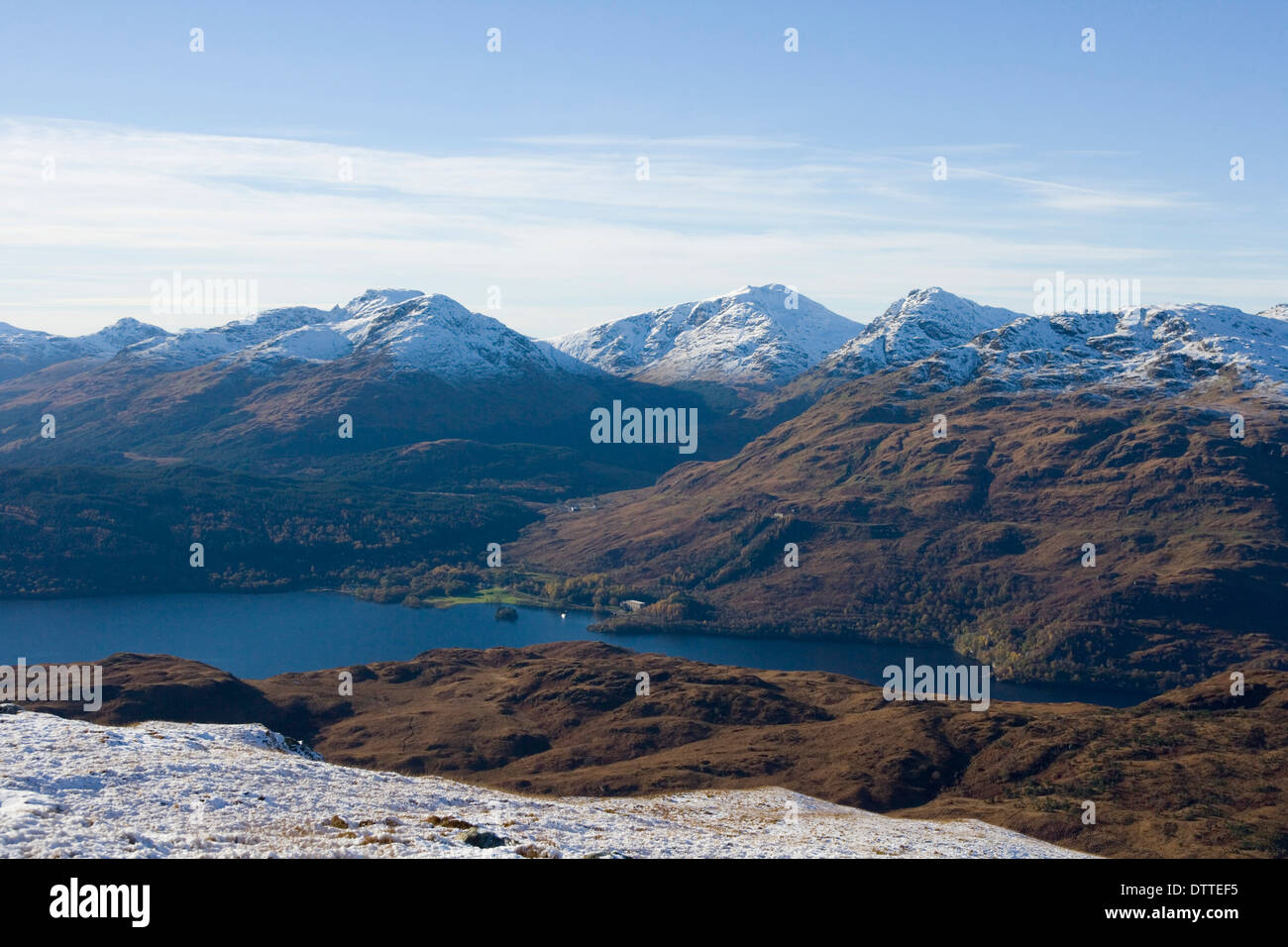 Le Loch Lomond avec Narnain Beinn, Beinn Emi et Ben Vane en arrière-plan. Banque D'Images