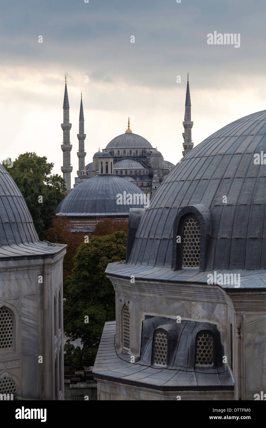 Les dômes et les tours de la Mosquée Bleue, Istanbul, Turquie Banque D'Images