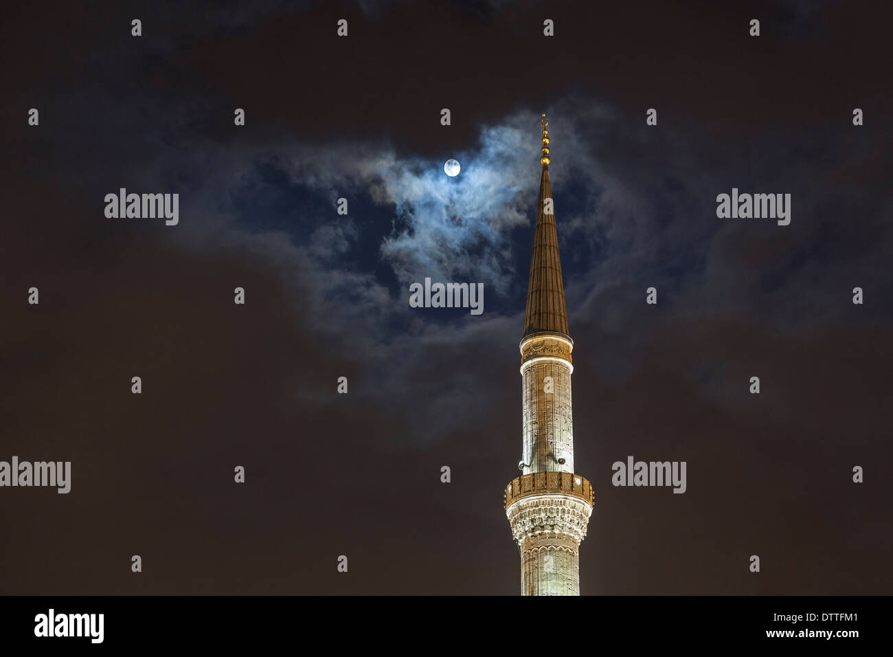 Pleine lune au-dessus de la tour de la mosquée bleue de nuit, Istanbul, Turquie Banque D'Images