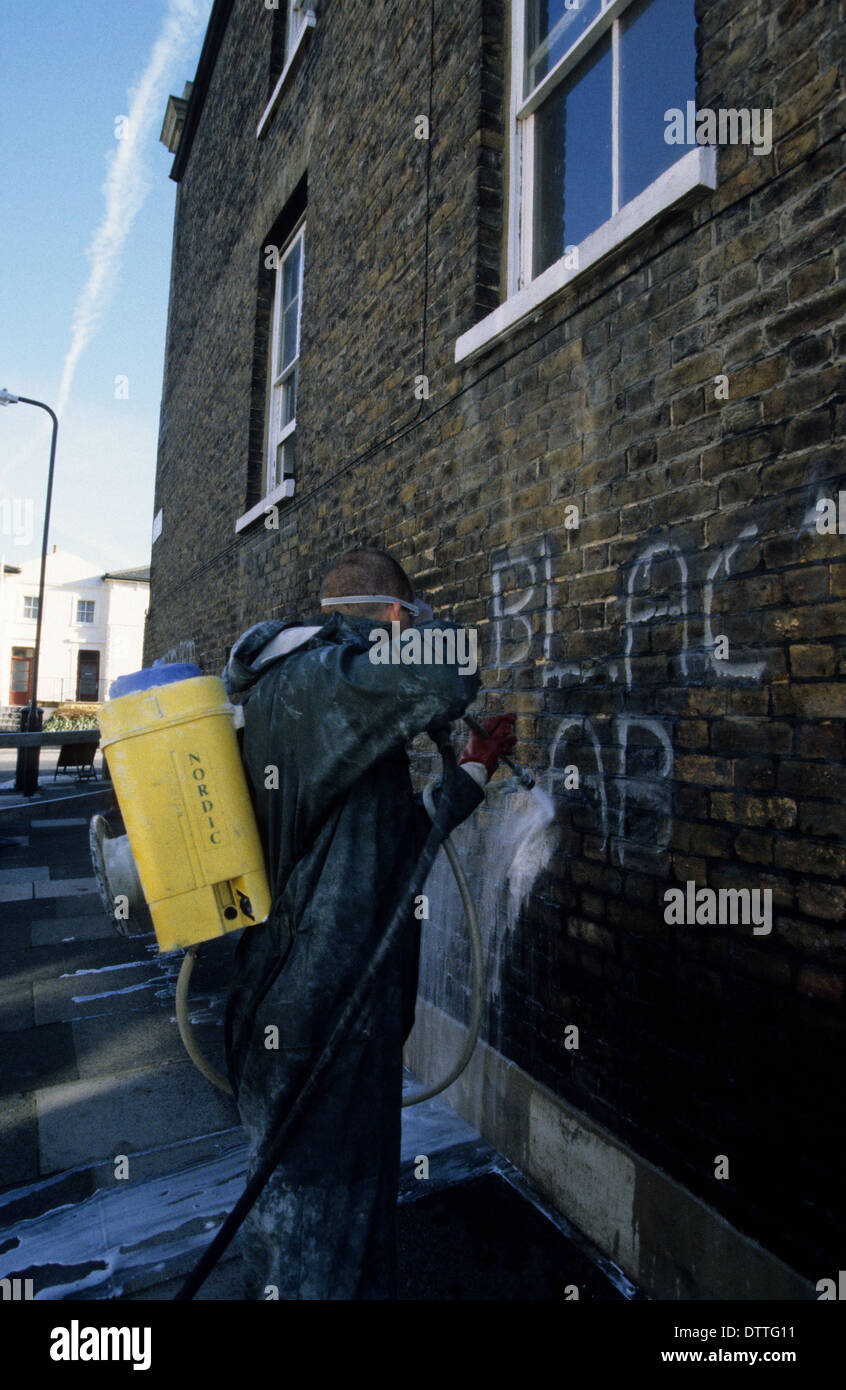 L'Angleterre l'enlèvement des graffitis à Greenwich South East London, England, UK Banque D'Images