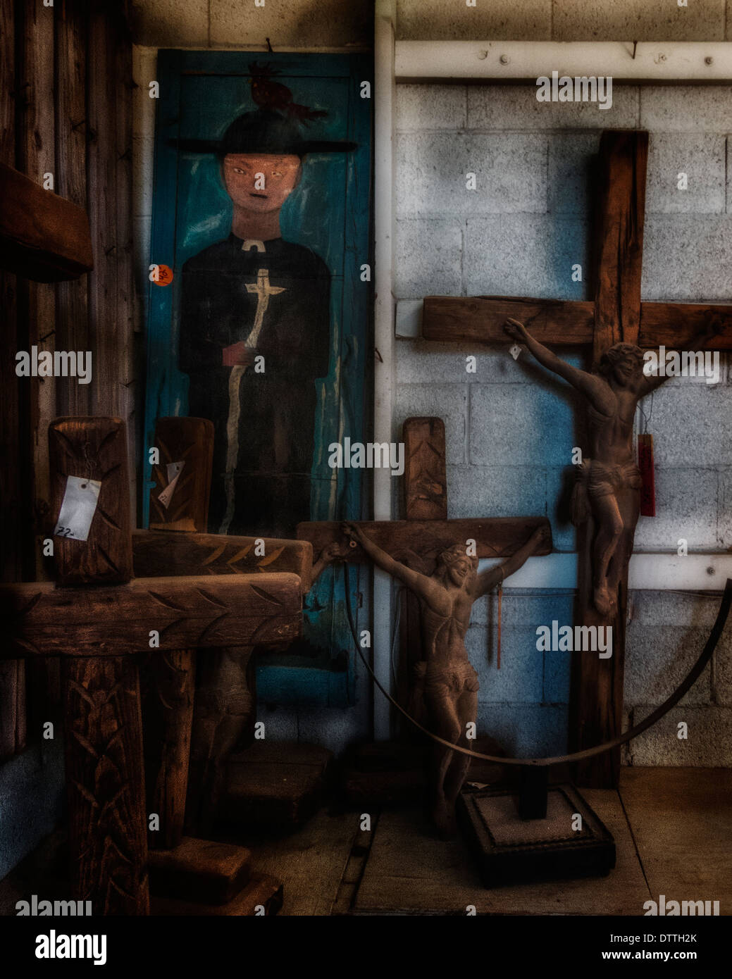 Une salle pleine de croix à une revente et le jardin boutique dans Cave Creek en Arizona Banque D'Images