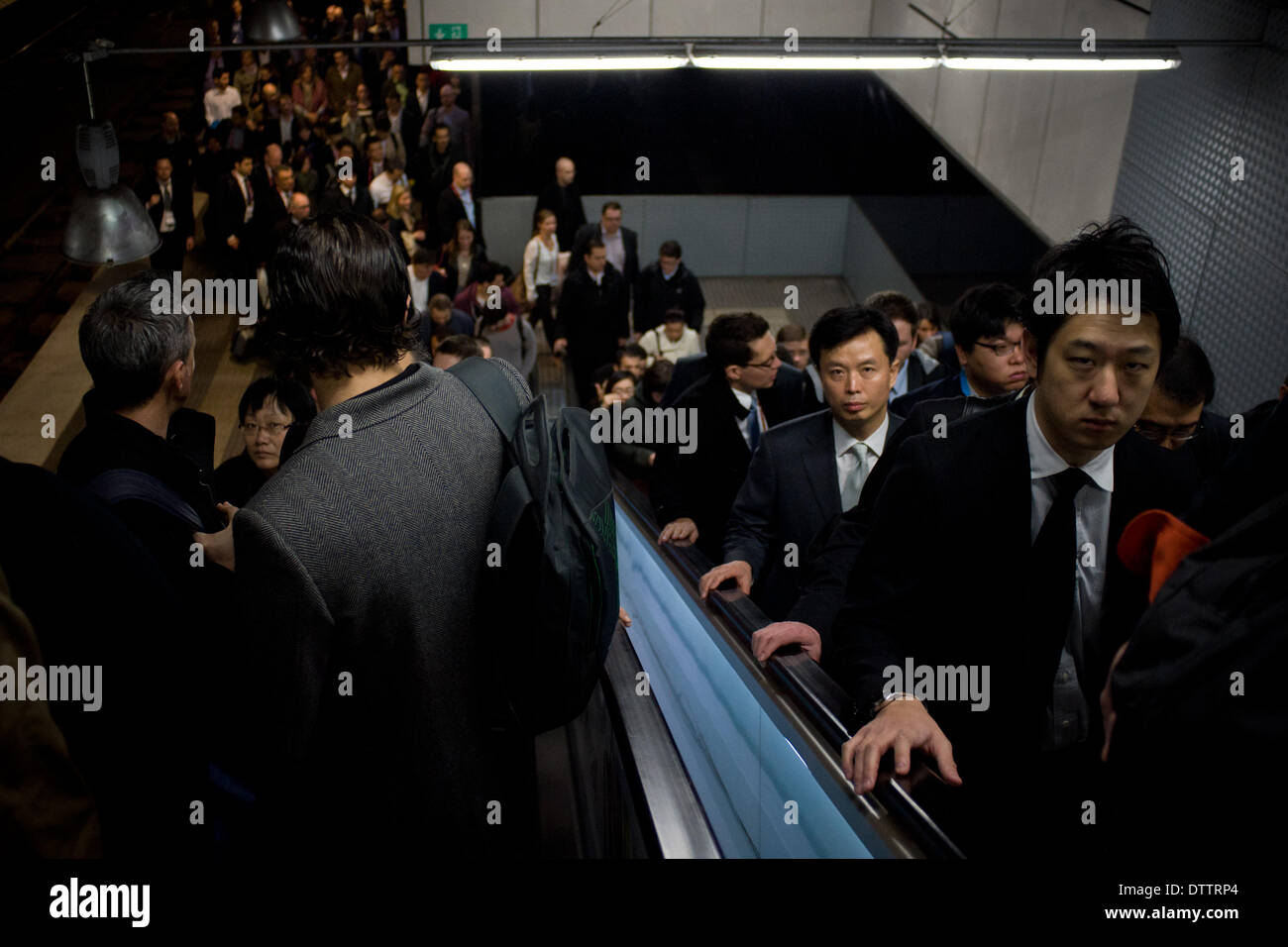 L'Hospitalet (Barcelone), Espagne - 24 Février, 2014. Les participants de la CMM, quittez la gare en direction de la foire qui accueille la foire. Le Mobile World Congress 2014 ouvre ses portes avec une fréquentation de 75 000 visiteurs attendus. Crédit : Jordi Boixareu/Alamy Live News Banque D'Images