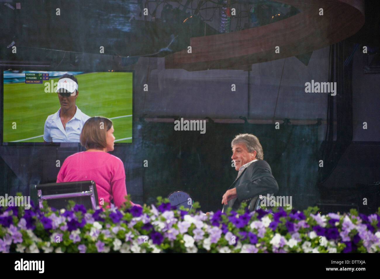John Inverdale et Pam shriver en studio de la BBC à Wimbledon tennis avec fleurs en premier plan, des émissions de télévision tennis player Banque D'Images
