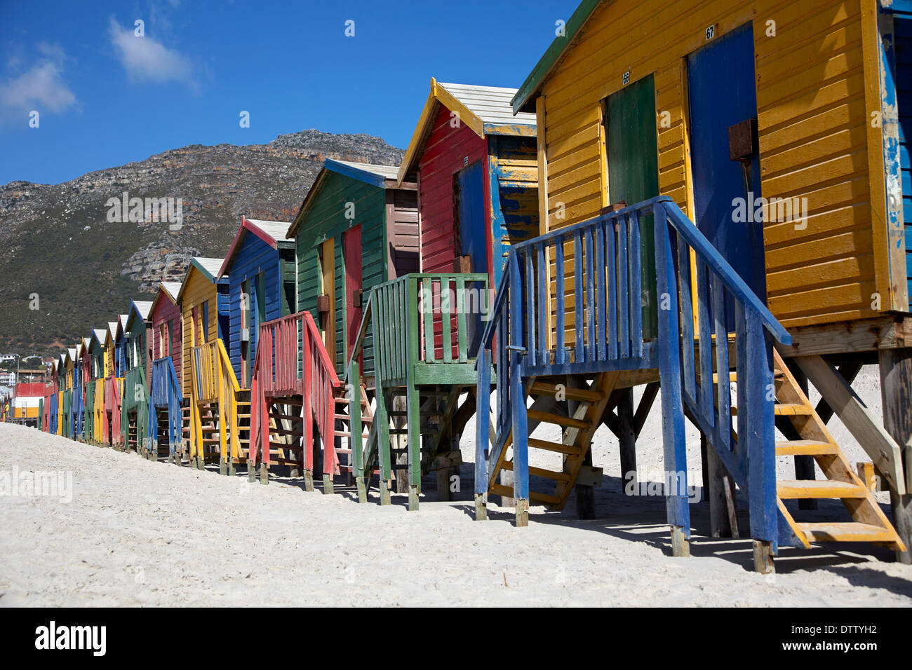 Rangée de cabines de plage sur le front de l'eau Banque D'Images
