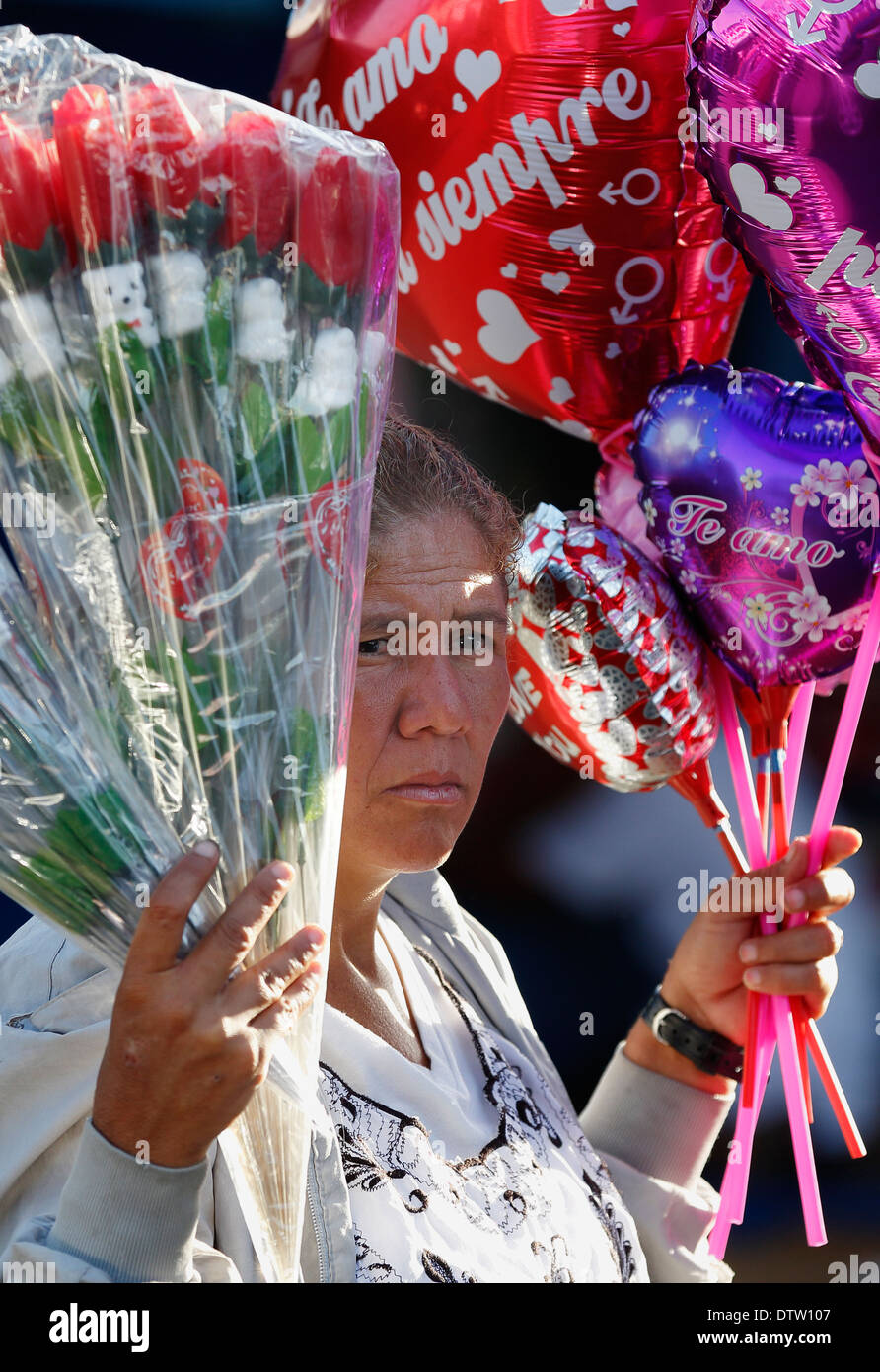 Femme vendant Saint-valentin produits, Marché Municipal, Granada, Nicaragua Banque D'Images
