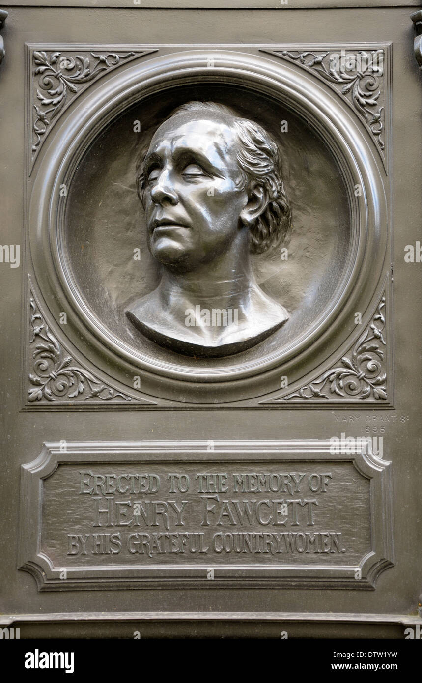 Londres, Angleterre, Royaume-Uni. Fontaine d'eau potable (1886, par George Frampton) commémoration Henry Fawcett à Victoria Embankment Gardens Banque D'Images