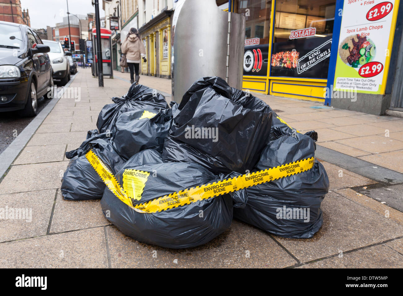 La scène du crime. Les décharges sauvages illégales de sacs poubelle sur une rue du centre-ville de Sheffield, England, UK Banque D'Images