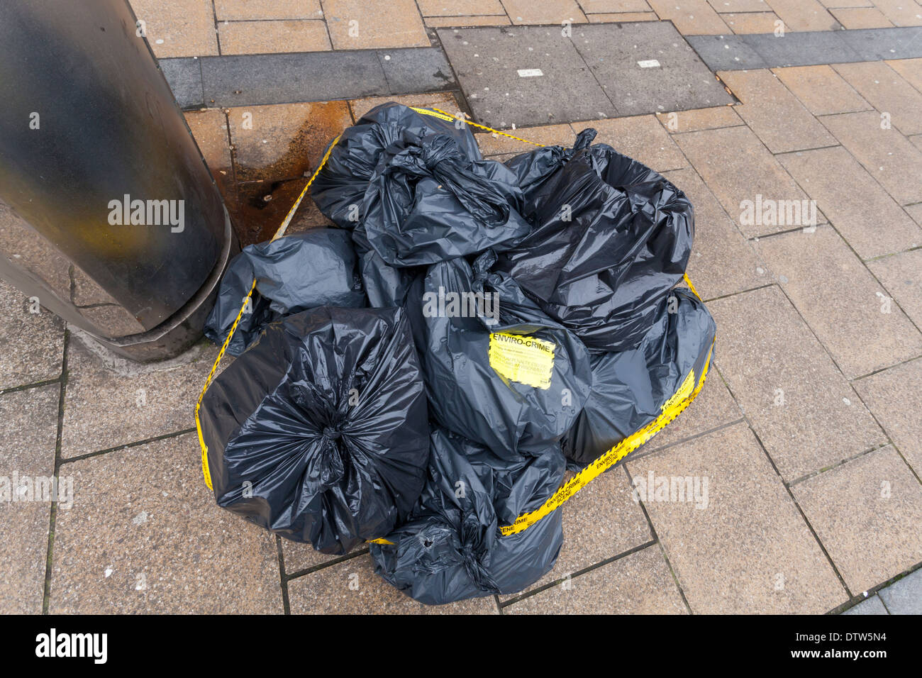La scène du crime. Les décharges sauvages ou le déversement illégal de déchets. Sacs de détritus laissés sur une rue du centre-ville de Sheffield, England, UK Banque D'Images