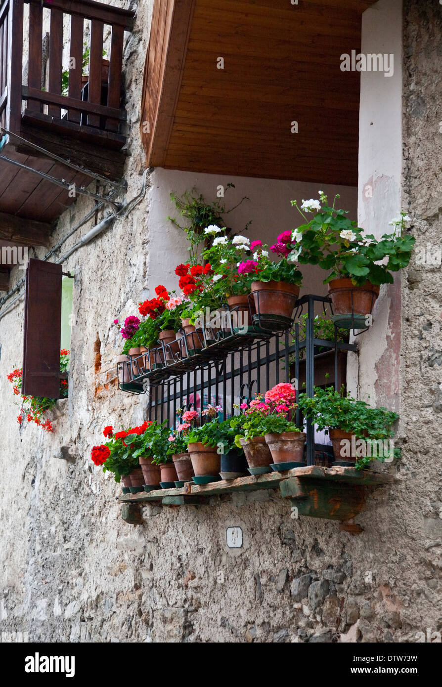 Balcon avec des fleurs, Presegno, Lombardie, Italie Banque D'Images