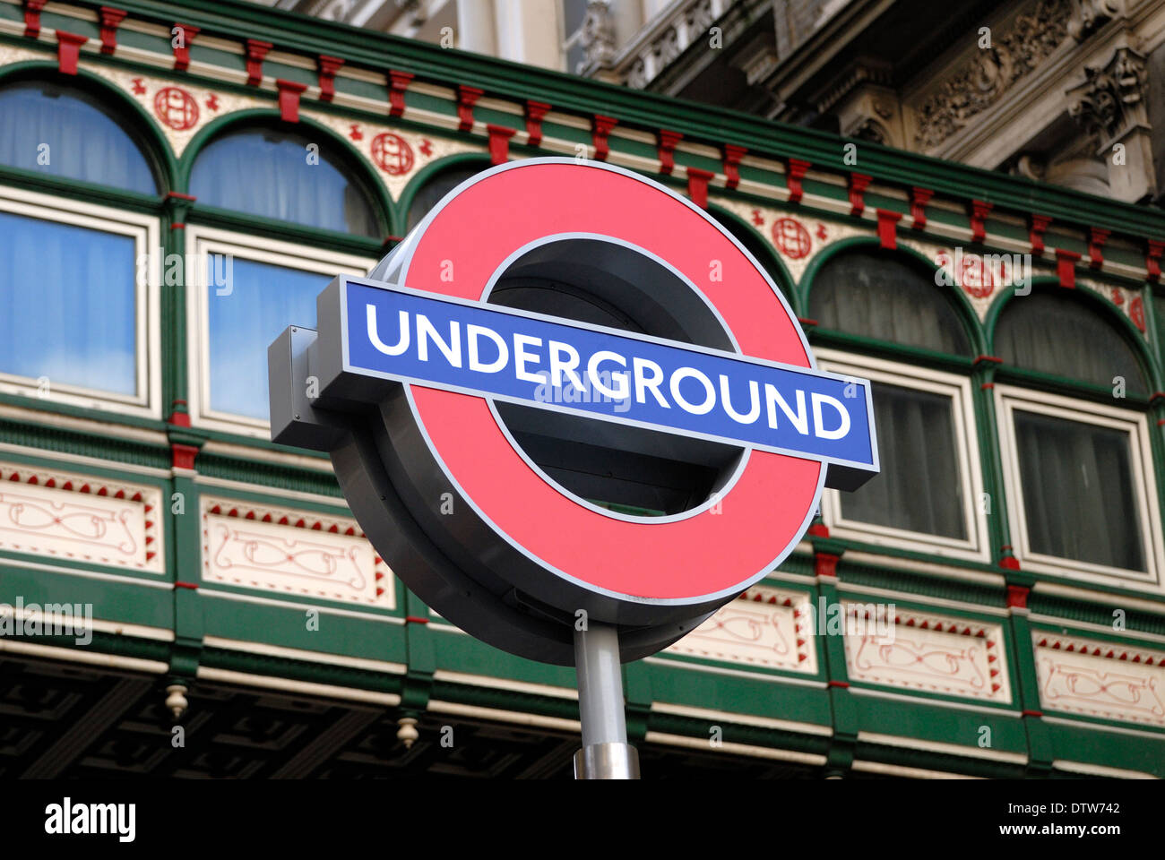 Londres, Angleterre, Royaume-Uni. Métro de Londres ; Roudel Embankment Station, par la gare de Charing Cross (arrière-plan) Banque D'Images