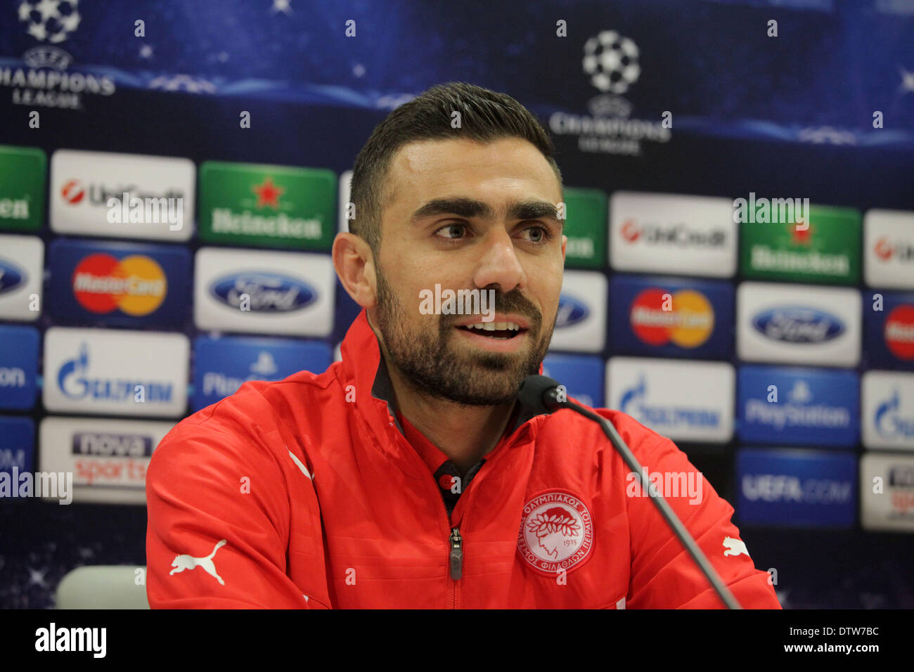 La Grèce, l'Athens-February 24, 2014:l'Olympiakos Giannis Maniatis au cours de la conférence de presse de la Ligue des Champions Dernière 16, premier match de football entre l'Olympiakos et Manchester United au stade Karaiskaki au Pirée le 24 février 2014 Credit : Yiannis Kourtoglou/Alamy Live News Banque D'Images