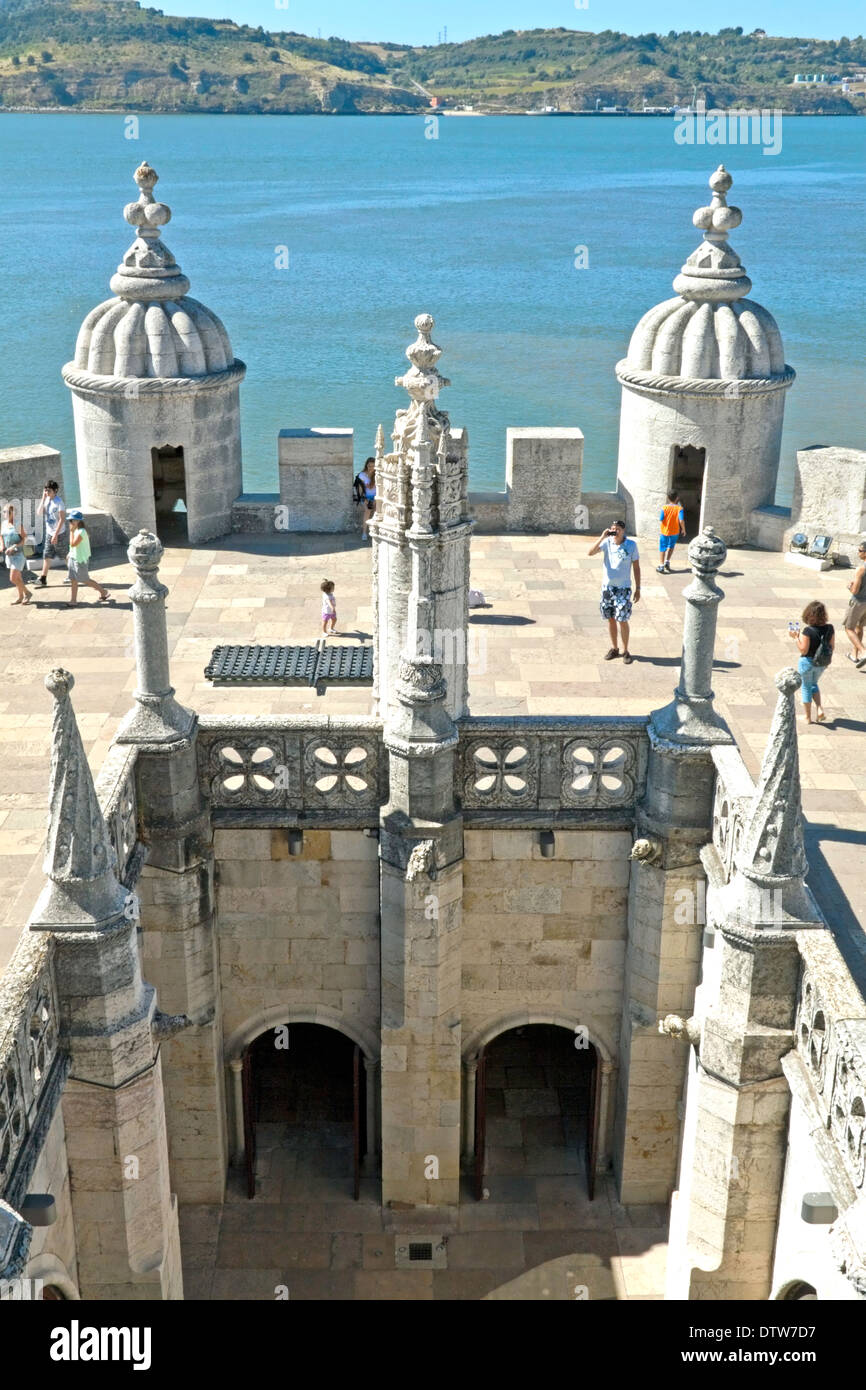 Vue depuis le toit de la Tour de Belém ou la tour de St Vincent, une tour fortifiée, sur le Tage, Lisbonne, Portugal. Banque D'Images