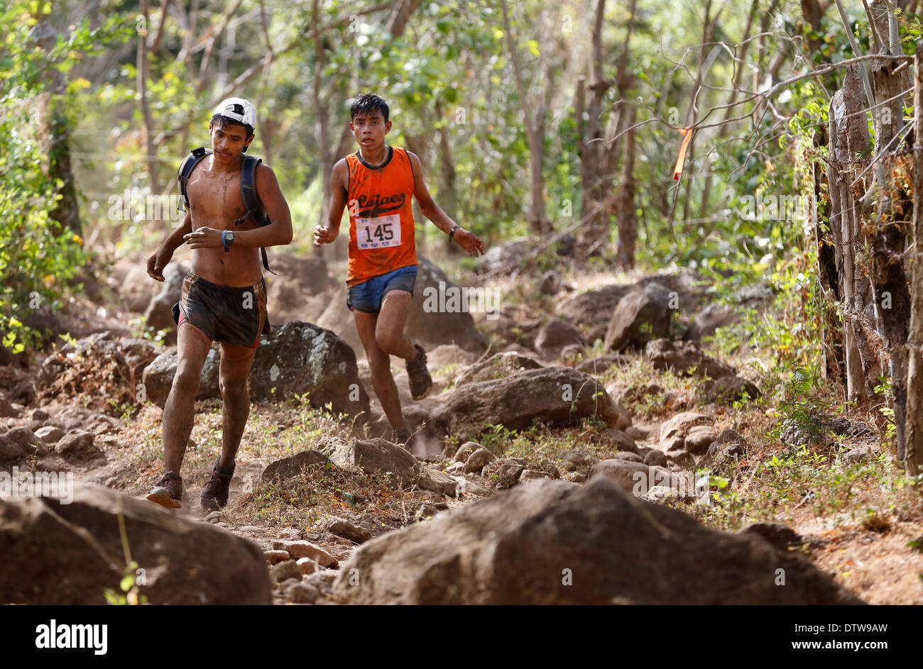 Les sports extrêmes, les coureurs de la 25k 'Fuego y Agua' course sur l'île Ometepe, Nicaragua Banque D'Images