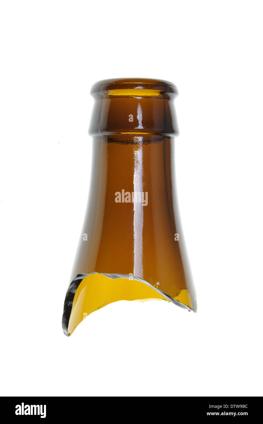 Des éclats de verre, bouteille brune cou isolé sur fond blanc Banque D'Images