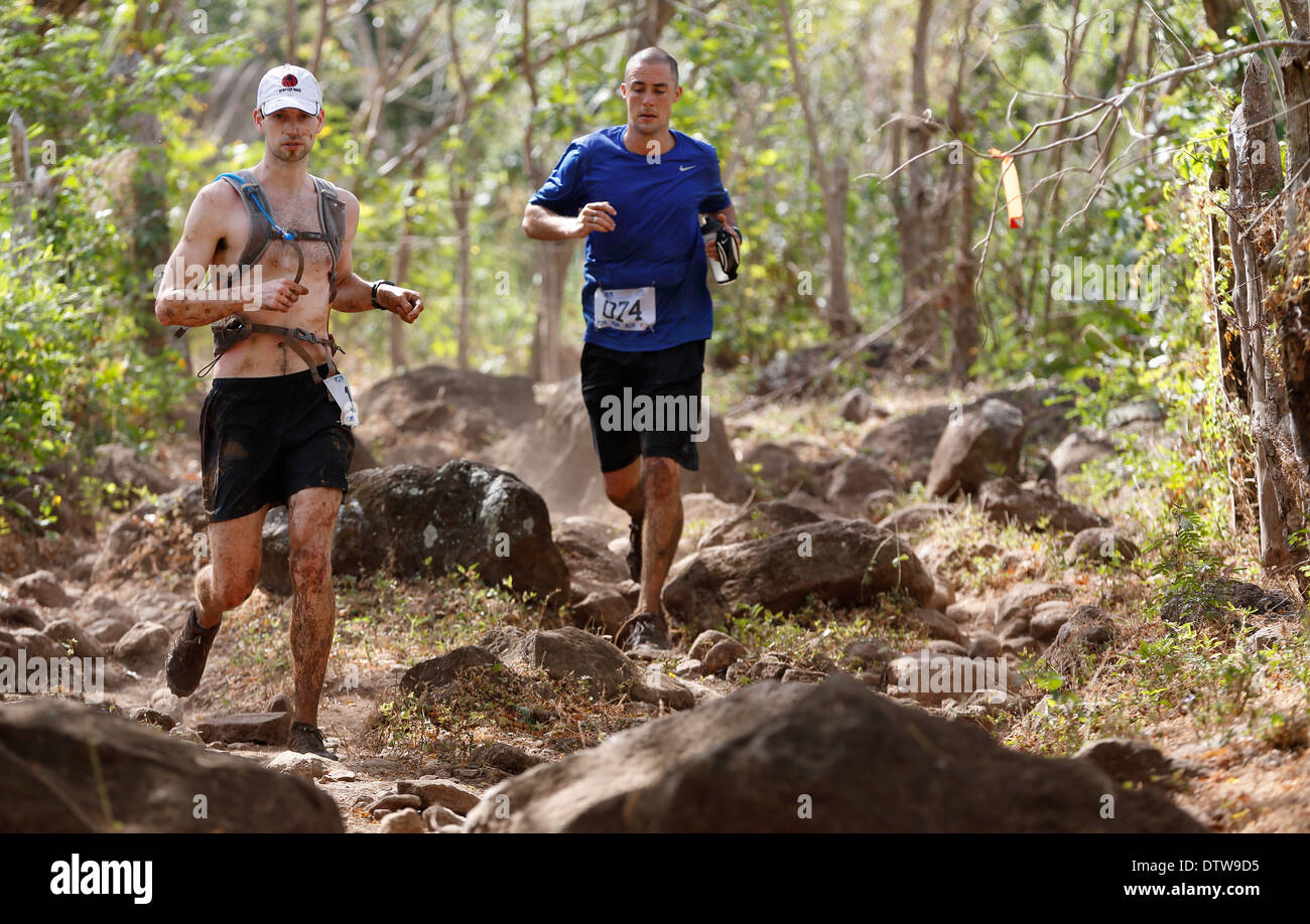 Les sports extrêmes, les coureurs de la 25k 'Fuego y Agua' course sur l'île Ometepe, Nicaragua Banque D'Images