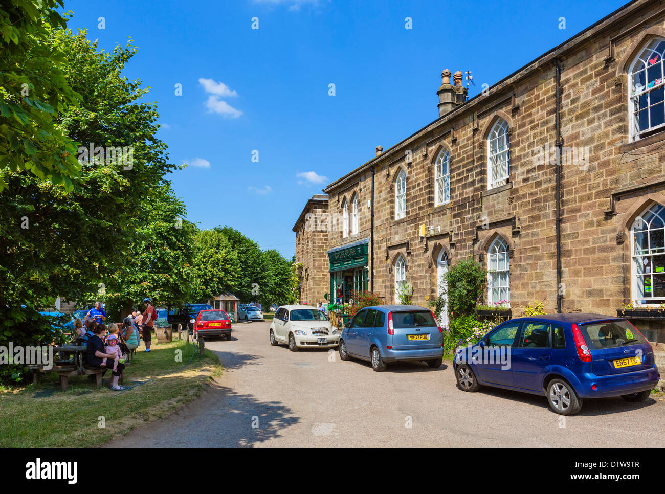 Boutiques et maisons dans le centre du pittoresque village de Ripley, North Yorkshire, England, UK Banque D'Images