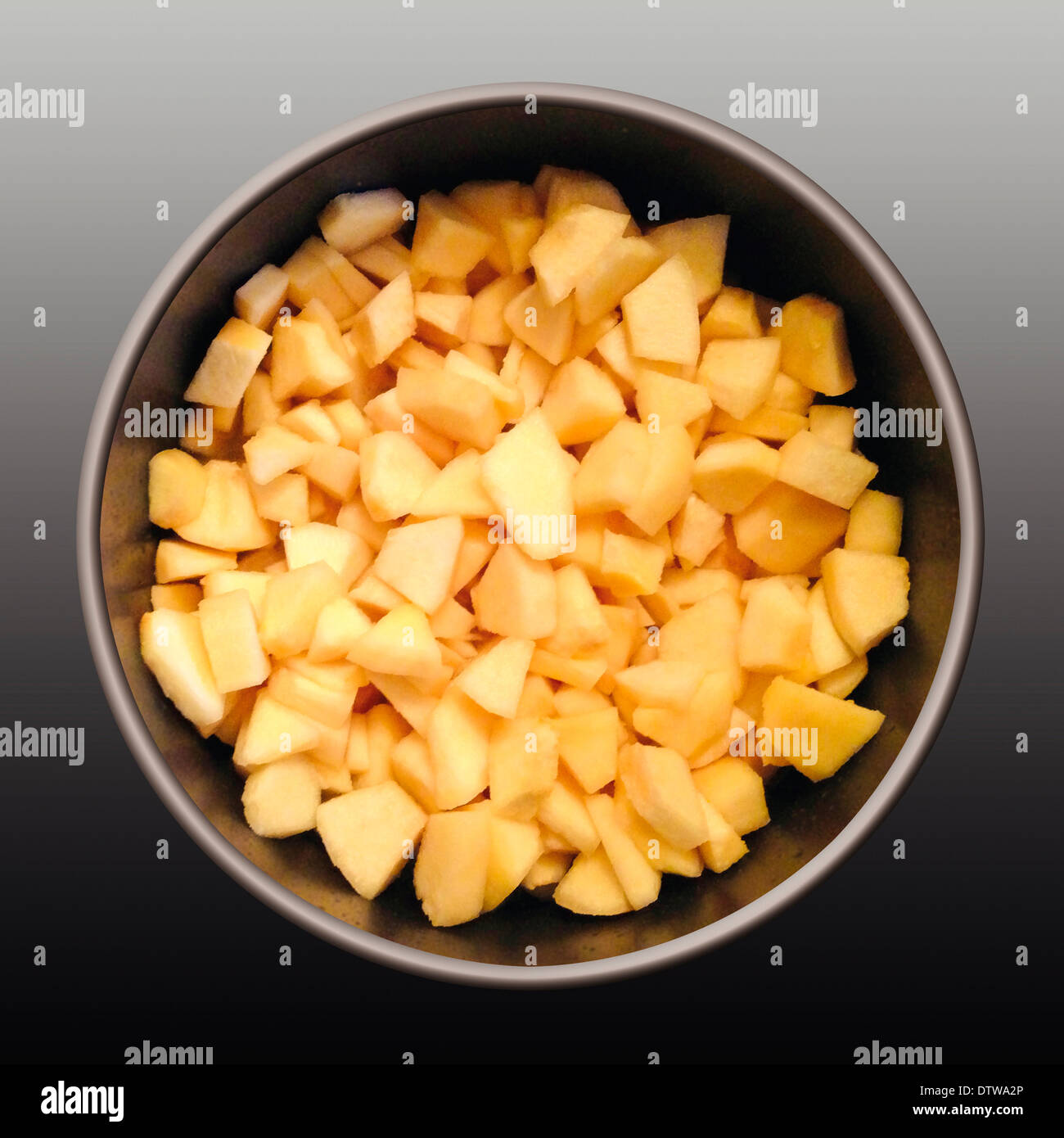 Des quartiers de pommes dans une casserole pour faire le strudel aux pommes, de la confiture ou compote. Banque D'Images