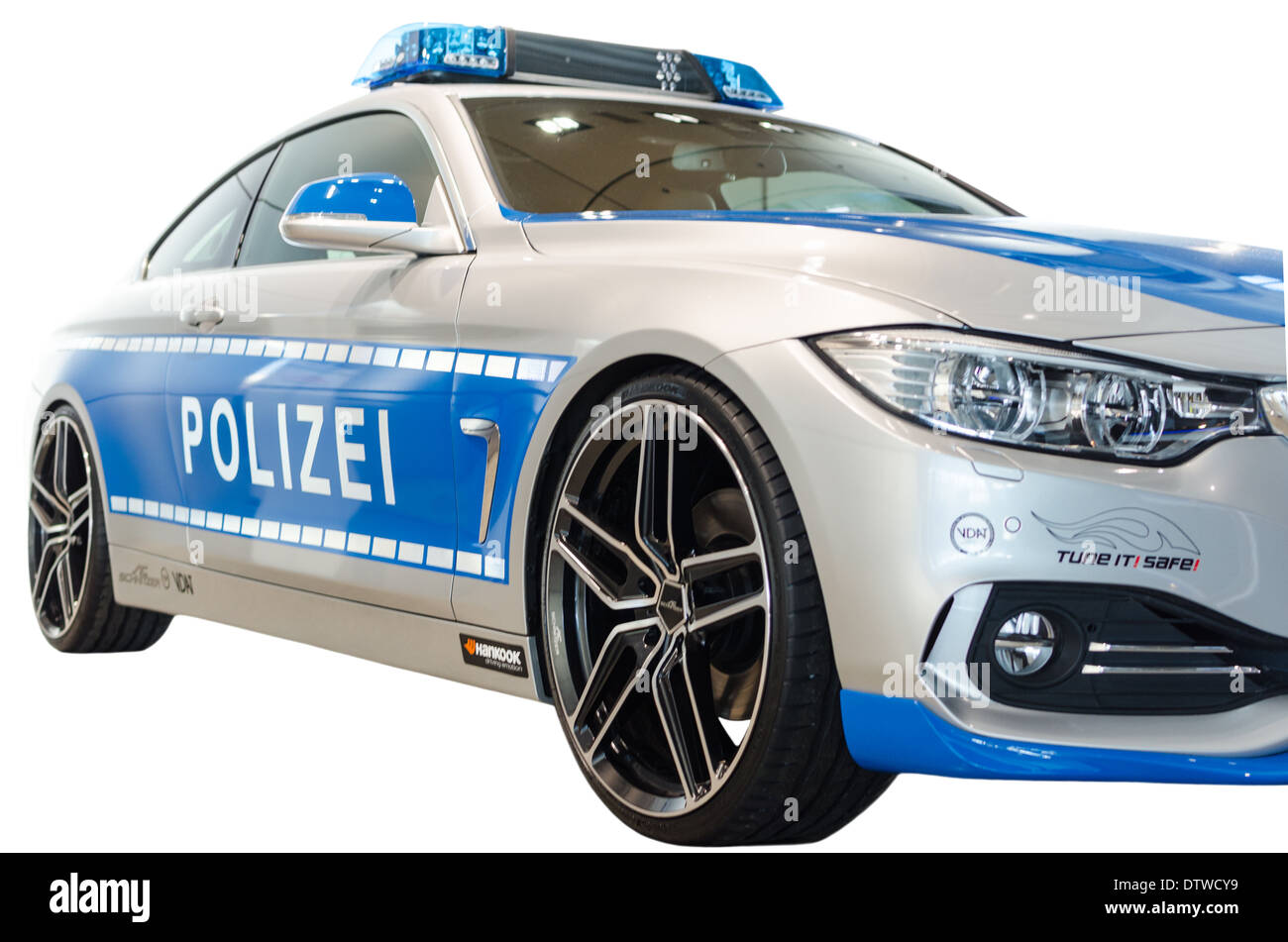 MUNICH, ALLEMAGNE - le 27 décembre 2013 : Nouveau modèle 2014 de la police allemande, voiture de patrouille urbaine présentée dans BMW Welt show Banque D'Images