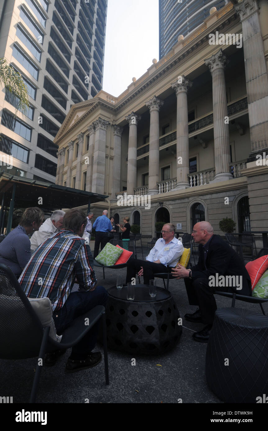 Les gens en dehors de la réunion de l'Université de Queensland Customs House, un bâtiment historique à Brisbane, Queensland, Australie Banque D'Images