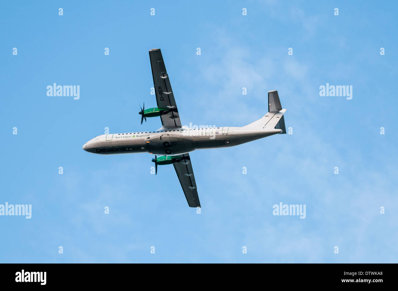 Jusqu'à lors d'une Aer Lingus avion ATR 72 directement à la verticale Banque D'Images
