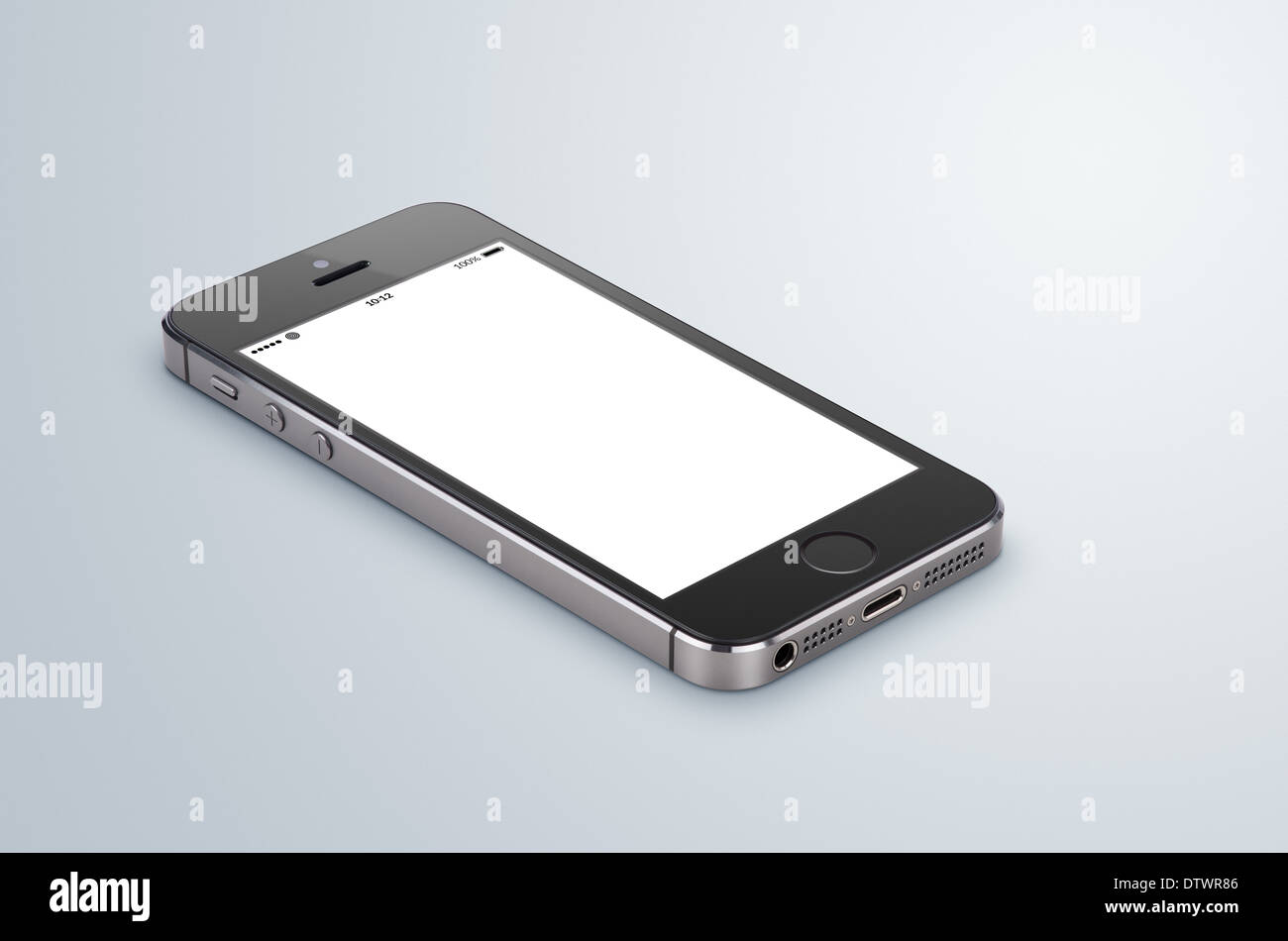 Smartphone moderne noir avec écran blanc se trouve sur la surface grise. Ensemble de l'image dans l'accent, de haute qualité. Banque D'Images
