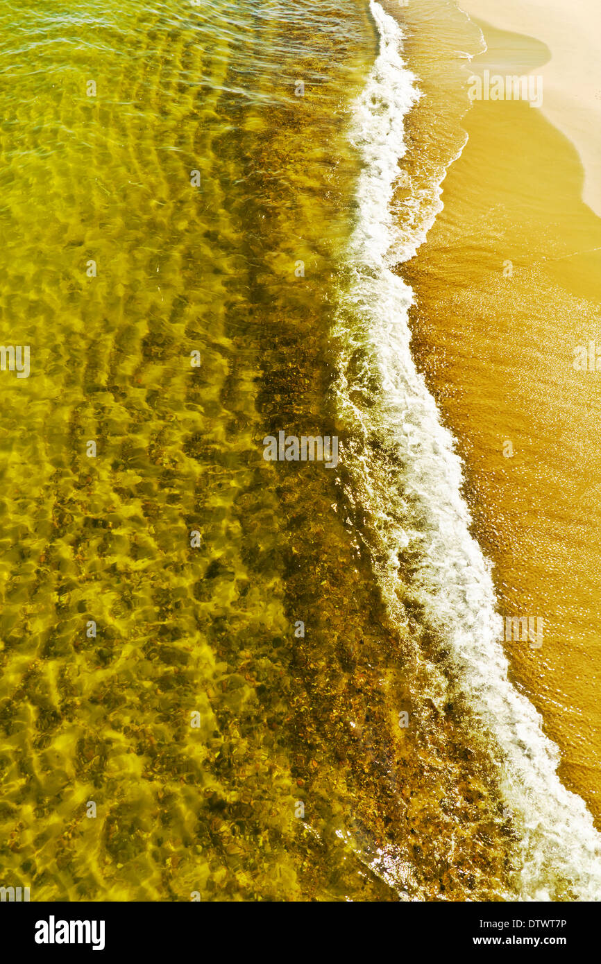 Belle vue mer surf sur la plage de sable d'or Banque D'Images