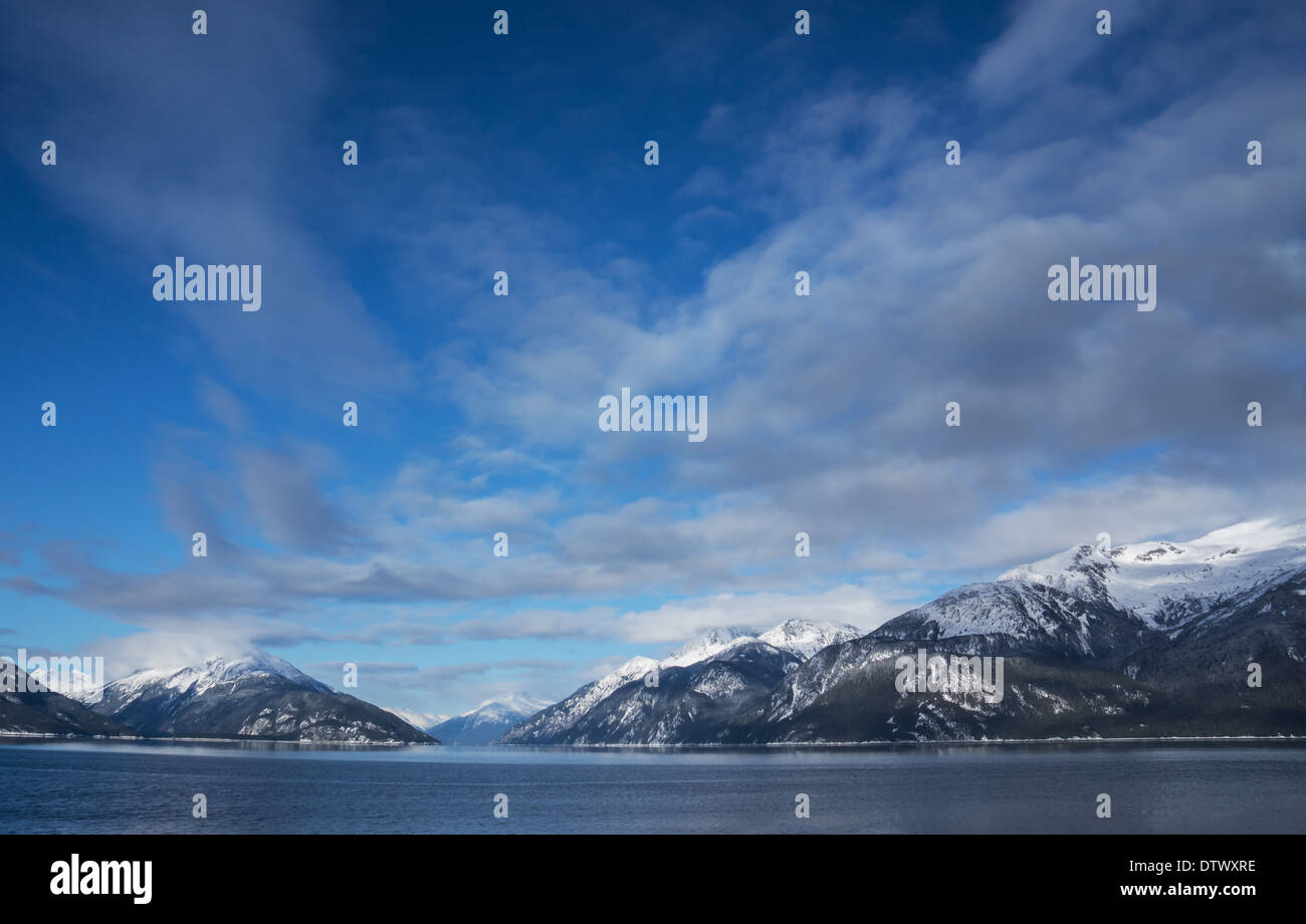 Journée d'hiver ensoleillée avec des nuages à partir de Portage à couvrir le canal Lynn près de Haines en Alaska. Banque D'Images