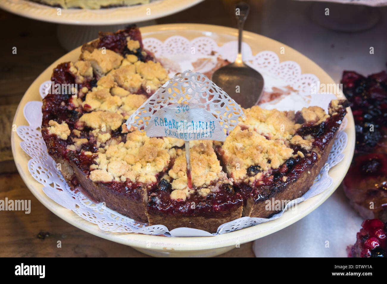 Tarte à la rhubarbe en néerlandais à la pâtisserie, Amsterdam Pays-Bas Banque D'Images