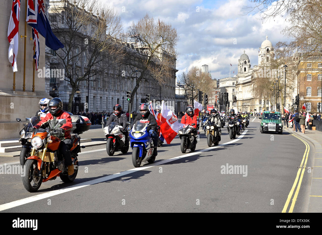 Londres, Royaume-Uni. 24 février 2014. Polish Downing Street protestation contre la discrimination par les politiciens et les médias à Londres. Credit : Marcin Libera/Alamy Live News Banque D'Images