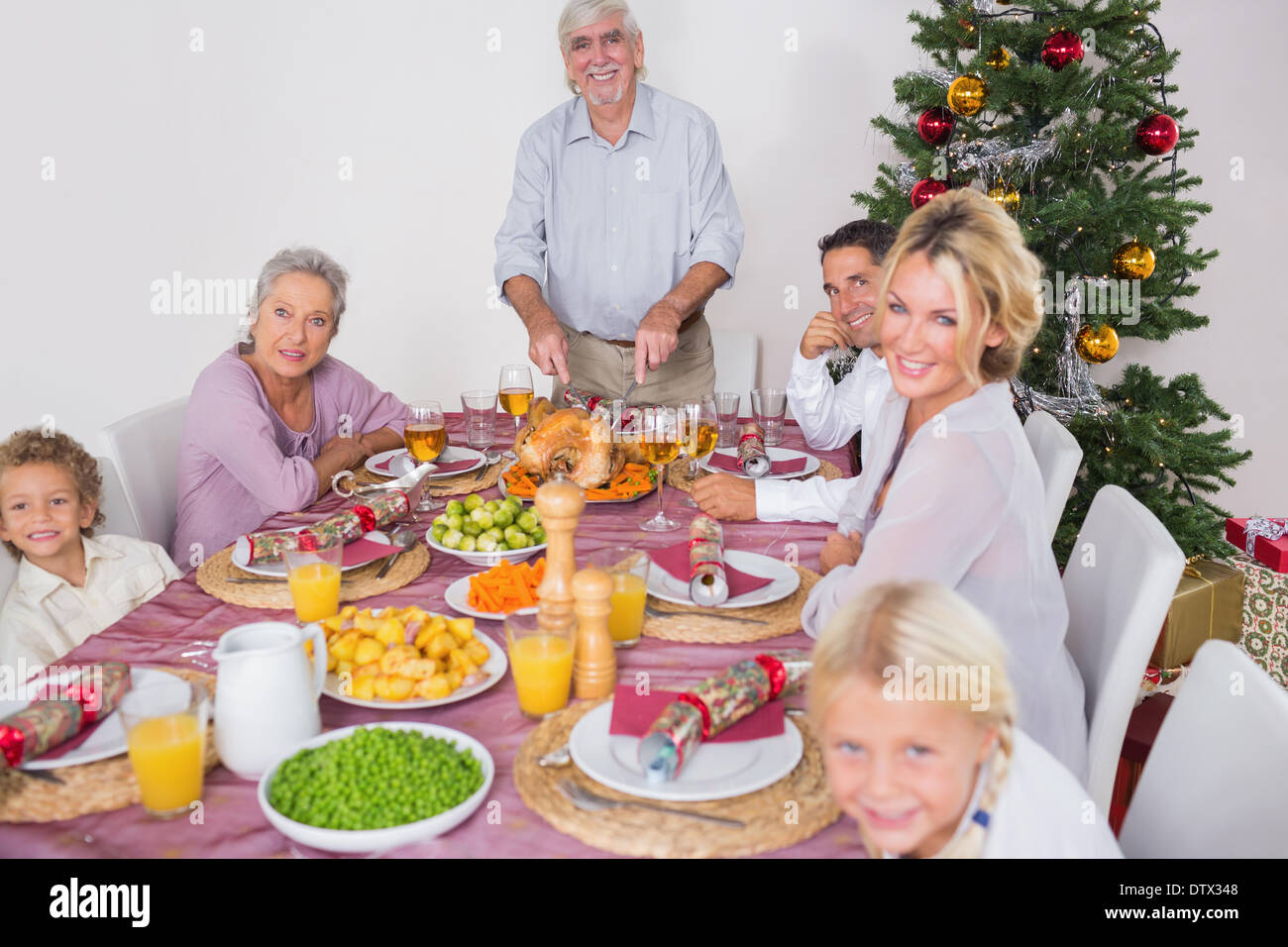 Happy family at Christmas dinner Banque D'Images