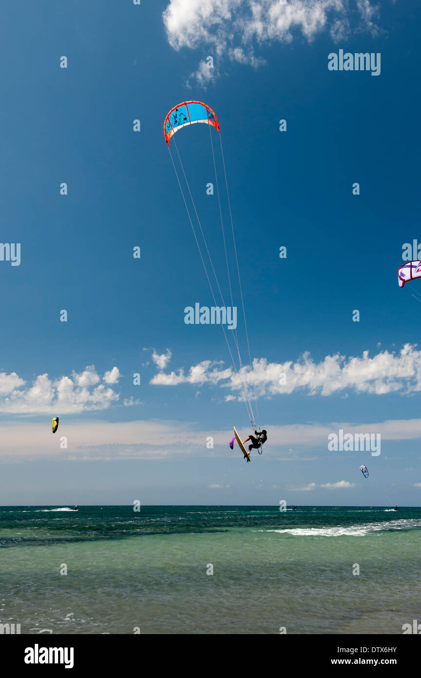 Le kite surf dans la Méditerranée près de Denia. Banque D'Images