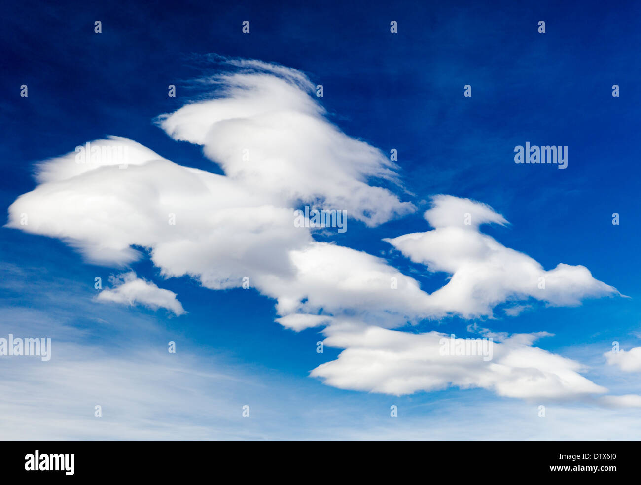 Filandreux nuages blancs flottent dans un ciel bleu azur au Colorado Banque D'Images