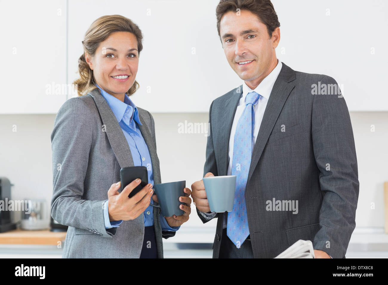 Power couple having coffee avant travaux Banque D'Images