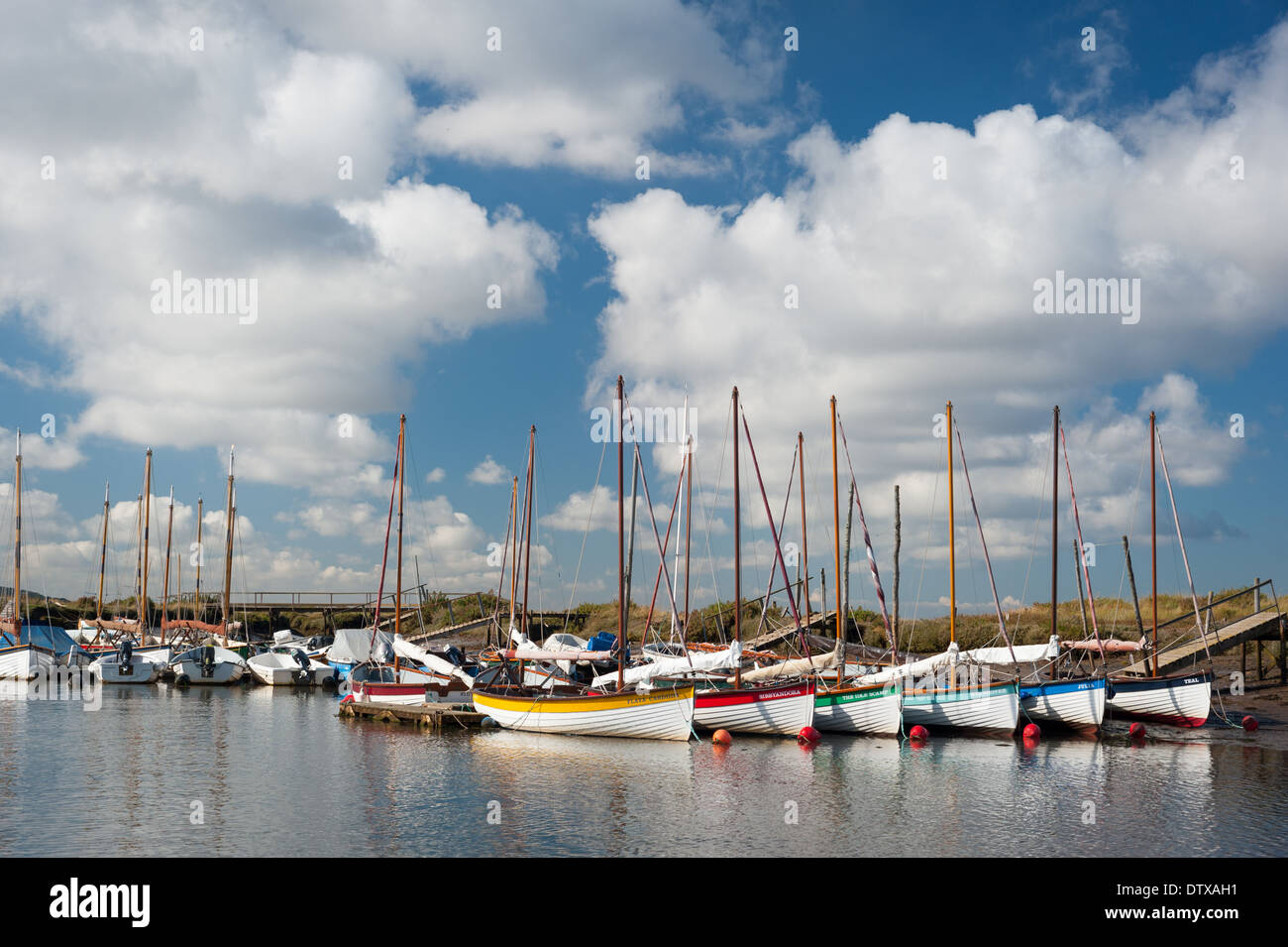 Bateaux amarrés dans le canal Blakeney, Blakeney Point, Norfolk. Banque D'Images