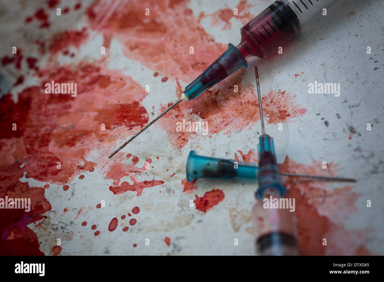 Deux seringues gisant sur splatter sang Banque D'Images