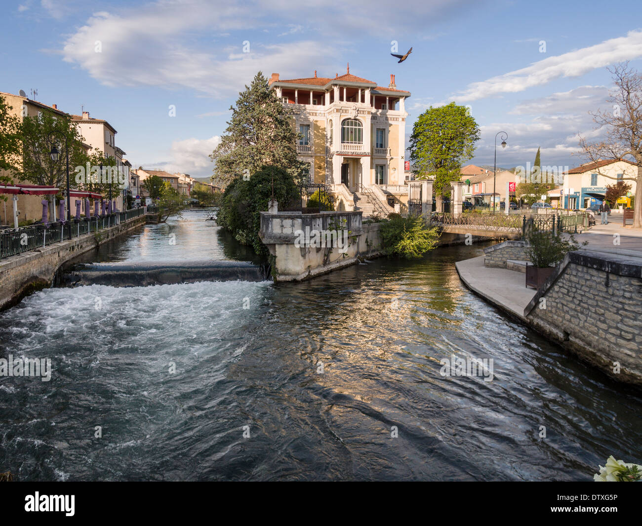 Au confluent d'un canard prend son envol. À la jonction de deux des nombreux cours d'eau dans cette petite ville provençale se trouve un hôtel particulier Banque D'Images