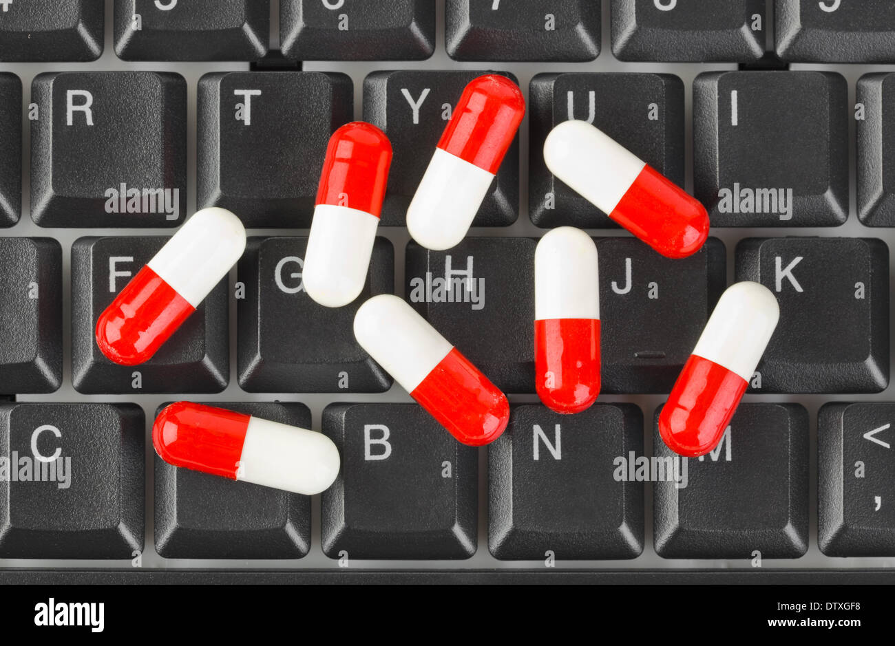 Pills on computer keyboard Banque D'Images