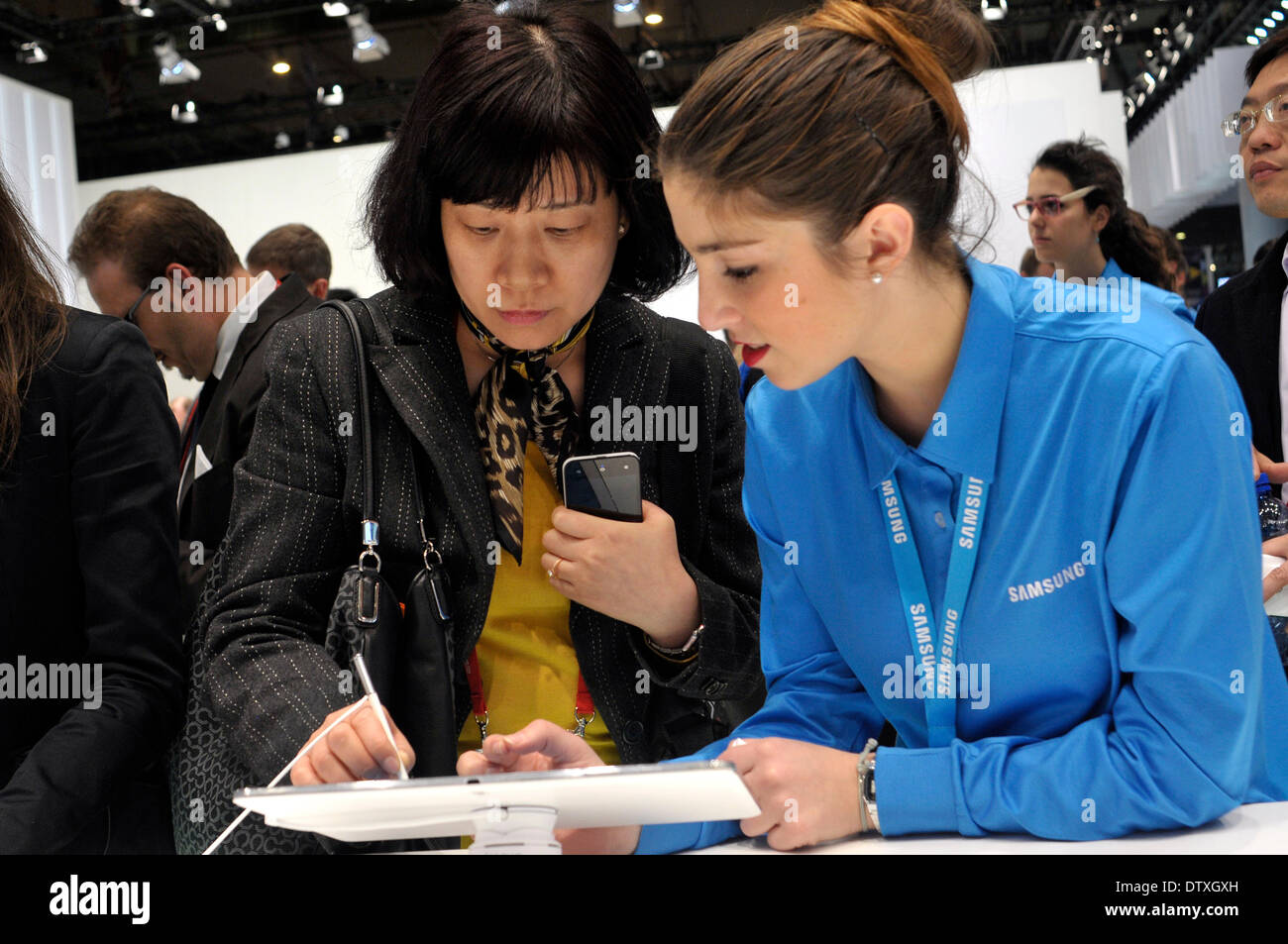 Barcelone, Espagne. 24 février 2014. Clients assistant à la GSMA Mobile World Congress 2014 à Barcelone.240214. Credit : fototext/Alamy Live News Banque D'Images