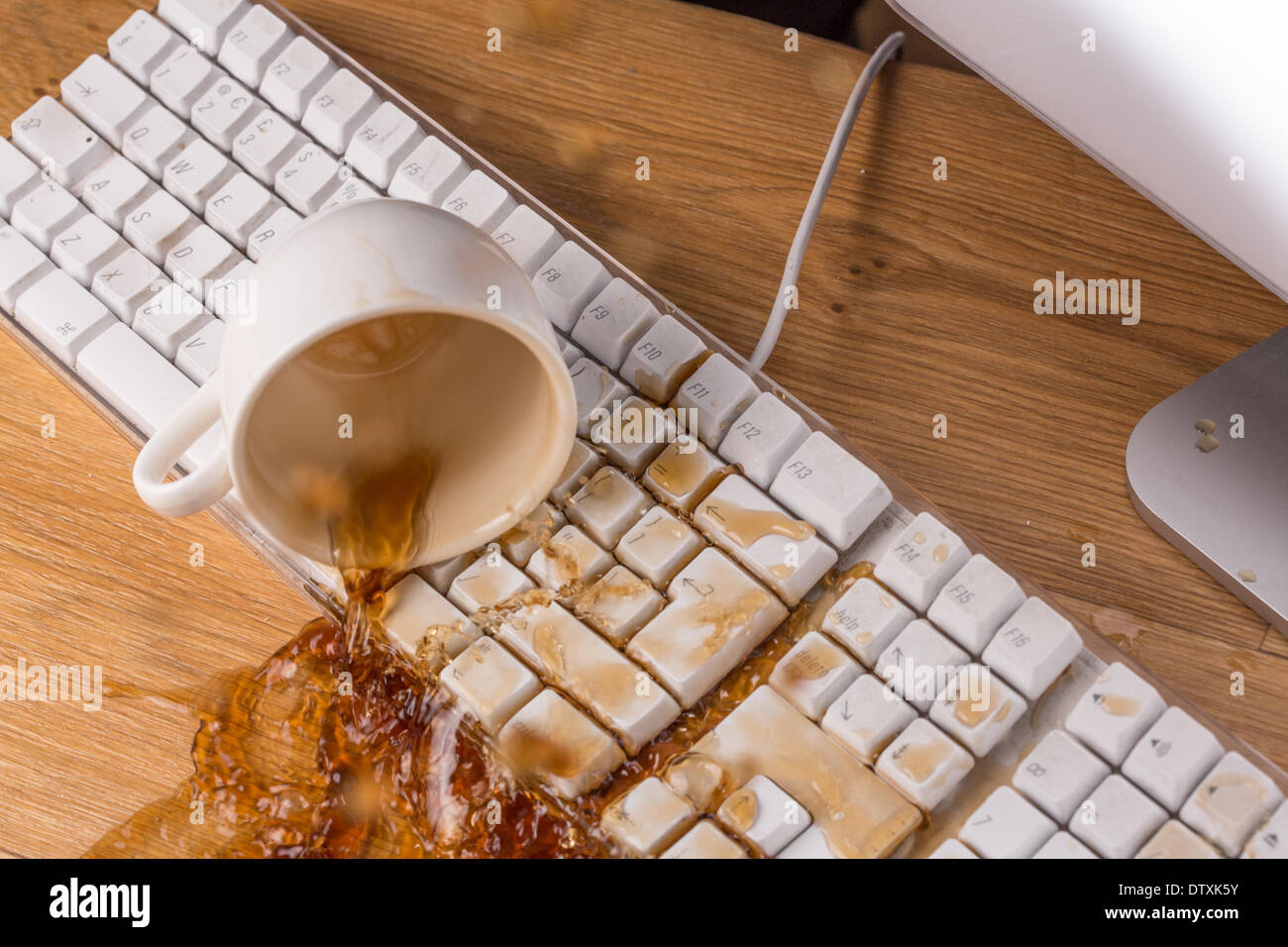 Tasse de thé débordent d'un clavier Banque D'Images
