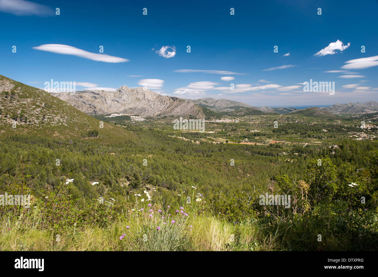 À la campagne espagnole plus de collines près de Denia dans la province de Valence. Banque D'Images