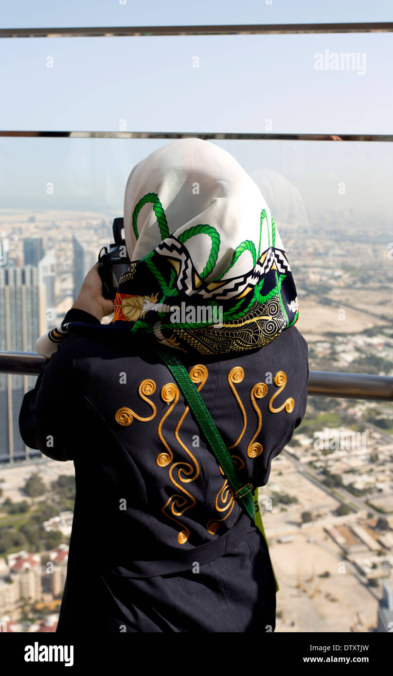 Une femme prend une photo de la vue depuis le pont d'observation de Burj Khalifa, Dubai, Emirats arabes unis. Banque D'Images