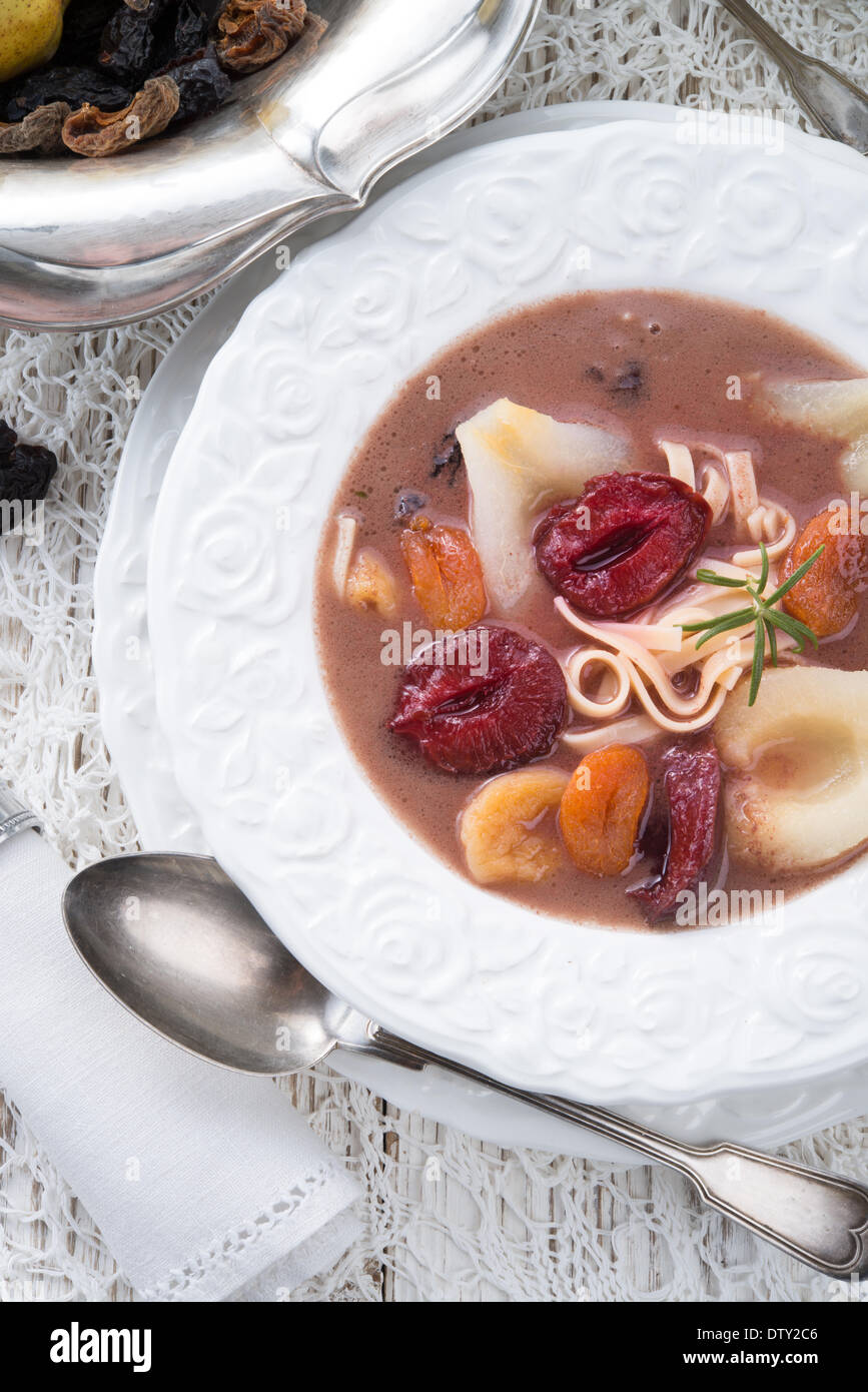 Czernina est une soupe faite de sang de canard et de volaille clair bouillon. Parfois connu comme le duck soup Banque D'Images