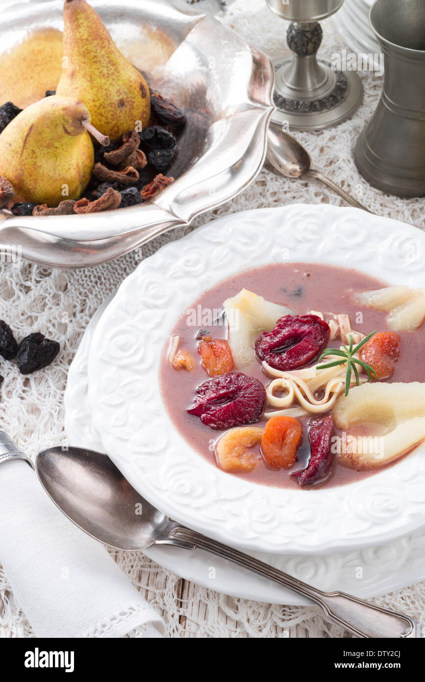 Czernina est une soupe faite de sang de canard et de volaille clair bouillon. Parfois connu comme le duck soup Banque D'Images