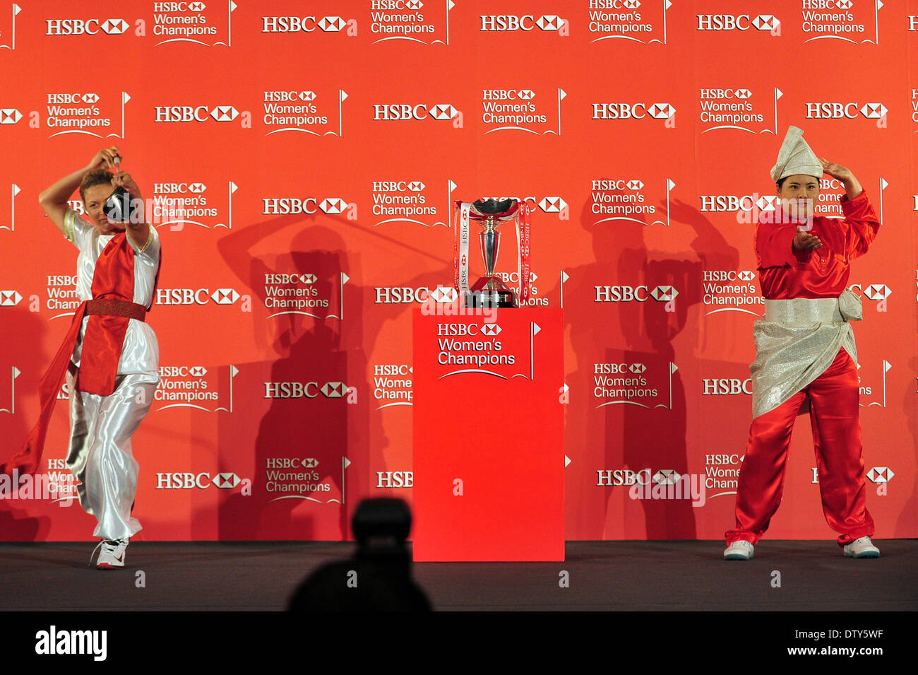Singapour. Feb 25, 2014. Inbee Park (R) de la Corée du Sud et Suzann Pettersen de Norvège assister à la conférence de presse d'avant match de l'ensemble HSBC Women's Champions qui va commencer le 27 février à Singapour, le 25 février 2014. Credit : Puis Chih Wey/Xinhua/Alamy Live News Banque D'Images