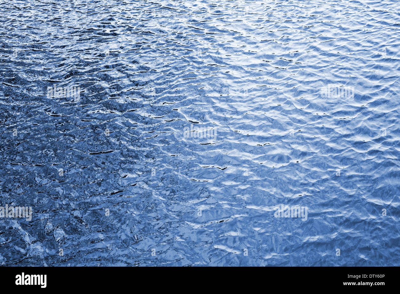 Eau de rivière bleue Banque de photographies et d’images à haute ...