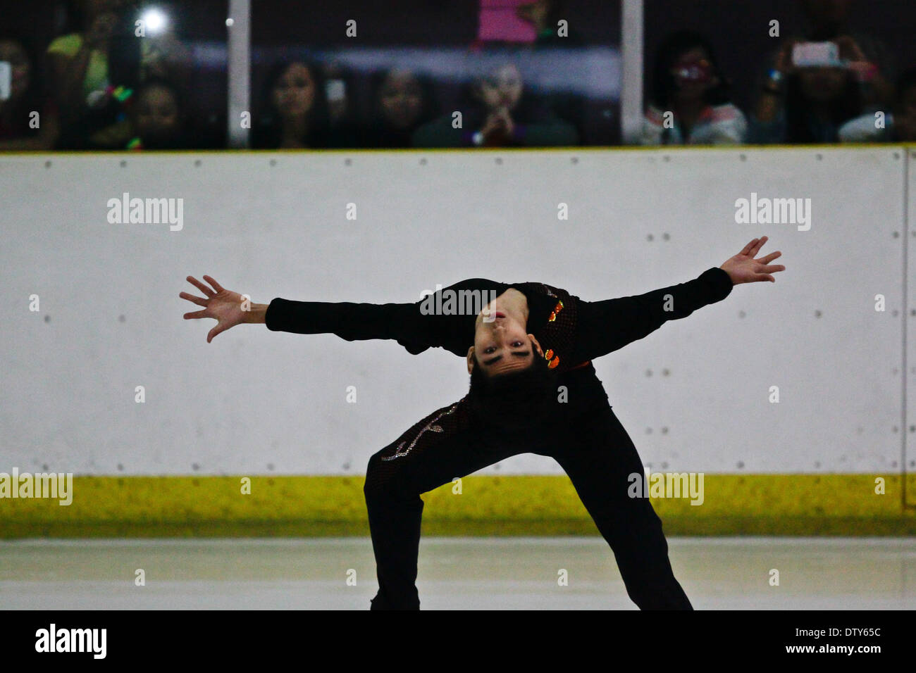 Pasay City, Philippines - Le 25 février 2014 : Michael Martinez patineur Olympique Philippin effectue sa routine pour ses performances particulières et rencontrez et saluez session à la SM MOA le 25 février 2014. Michael Christian Martinez est la première patineuse artistique de l'Asie du sud-est de se qualifier pour les Jeux Olympiques, Martinez a également été le seul athlète représentant les Philippines lors de Jeux Olympiques d'hiver de 2014 à Sotchi, Russie et a servi comme porte-drapeau de son pays lors de la cérémonie d'ouverture. Credit : PACIFIC PRESS/Alamy Live News Banque D'Images